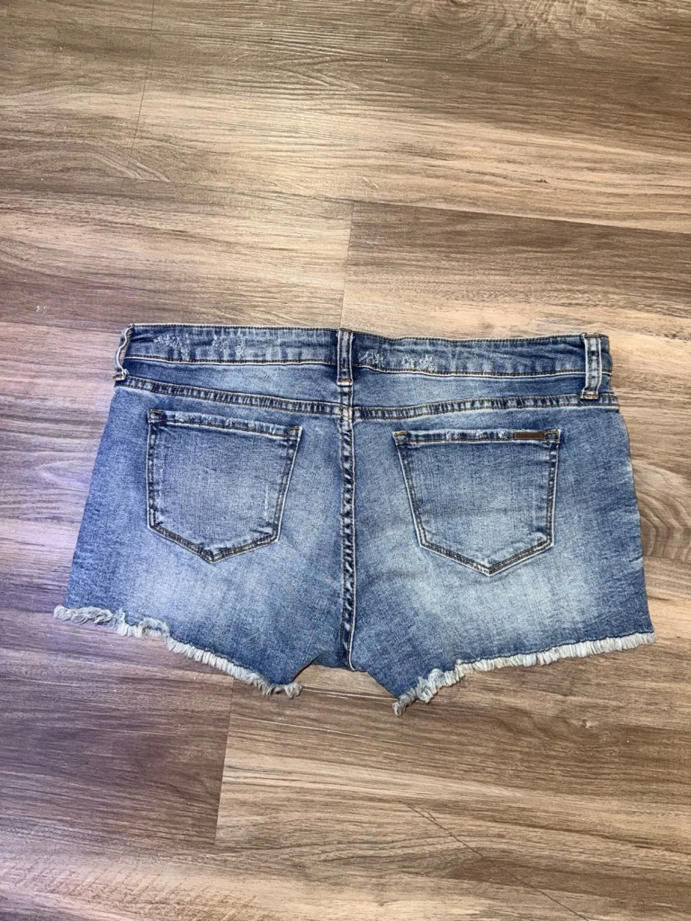 STS Blue distressed denim shorts in a light wash with trendy frayed hem.Size 31. - Picture 4 of 9